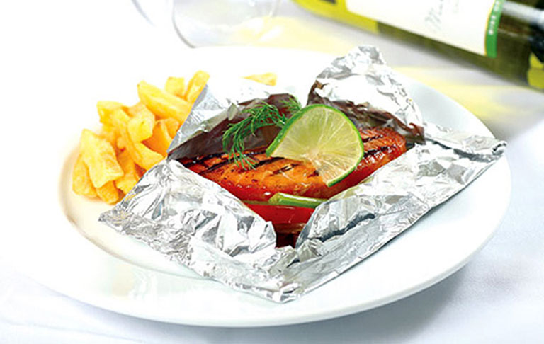 Cải thiện tình trạng đau khớp gối bằng món cá hồi nướng giấy bạc