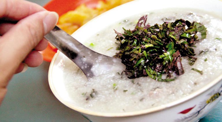 Cháo hành tây tía tô là món ăn bổ dưỡng rất thích hợp cho người bị viêm họng