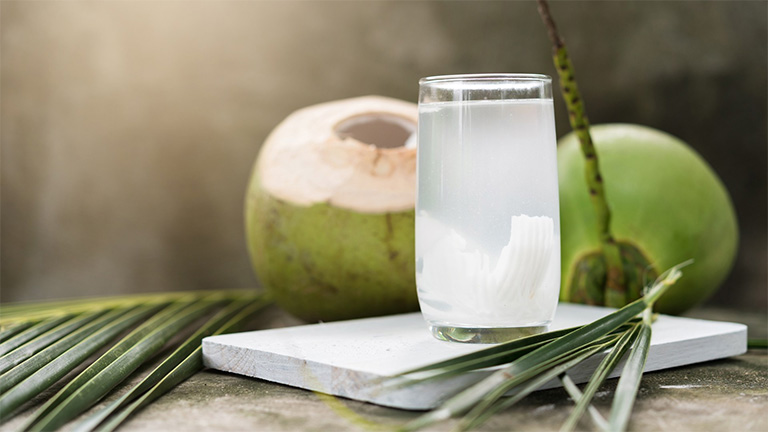Nước dừa đóng vai trò như một loại thuốc kháng sinh tự nhiên để cải thiện những vấn đề về hệ đường ruột