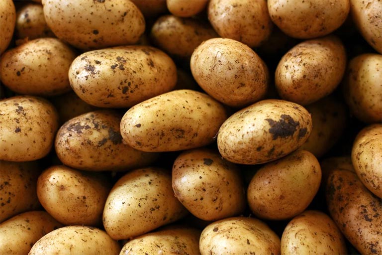 Trong khoai tây có chứa một số thành phần có tác dụng bảo vệ lớp niêm mạc của dạ dày khỏi các vi khuẩn virus gây hại