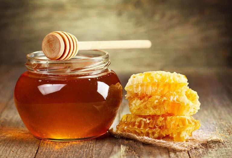 Sử dụng mật ong chữa viêm họng là phương pháp được rất nhiều người biết đến và áp dụng