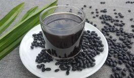 Nước đậu đen thích hợp dùng ở người bệnh đau dạ dày vì có khả năng làm cải thiện tình trạng bệnh.