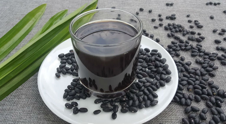 Nước đậu đen thích hợp dùng ở người bệnh đau dạ dày vì có khả năng làm cải thiện tình trạng bệnh.