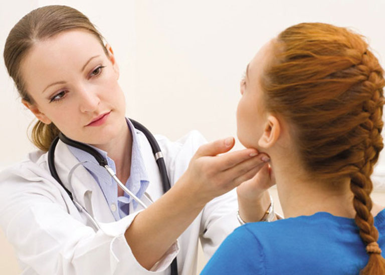 Khi bị viêm amidan người bệnh nên đến gặp bác sĩ thăm khám để được hướng dẫn điều trị phù hợp