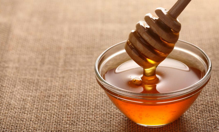 Có thể pha mật gấu với nước ấm hoặc mật ong để uống, điều trị chứng đau dạ dày.