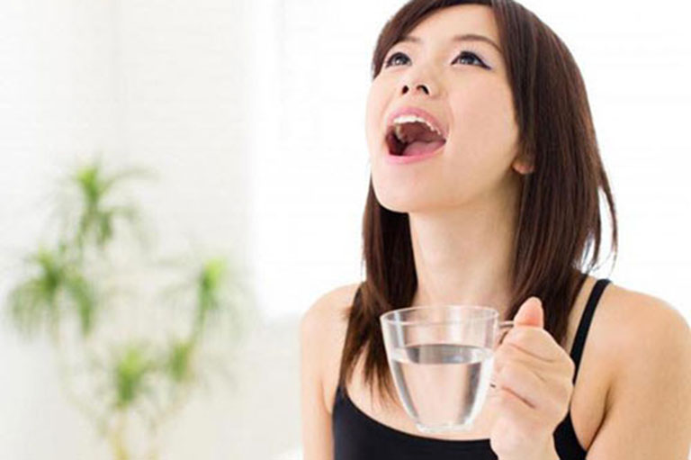 Súc họng bằng nước muối giúp làm giảm các triệu chứng và phòng ngừa viêm amidan mãn tính