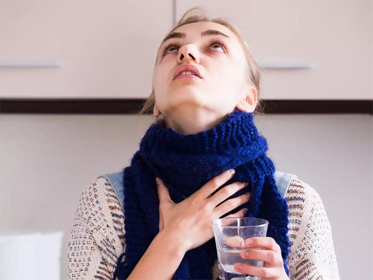 Súc miệng bằng nước muối ấm sẽ giúp vòm họng được sạch sẽ, kháng khuẩn và tiêu viêm