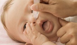 Dùng nước muối sinh lý rửa mũi cho trẻ như thế nào cho đúng cách?