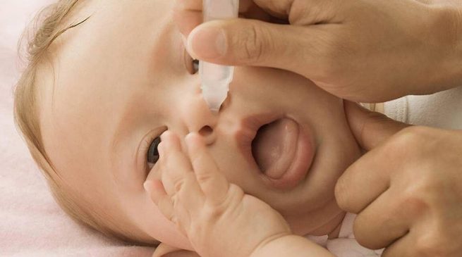Dùng nước muối sinh lý rửa mũi cho trẻ như thế nào cho đúng cách?