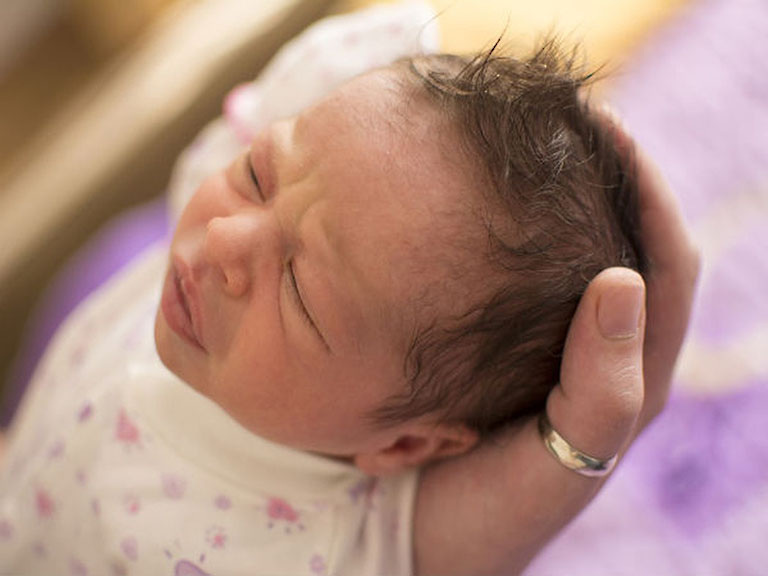 Đổ mồ hôi nhiều vào ban đêm là dấu hiệu nhận biết thiếu canxi ở trẻ sơ sinh