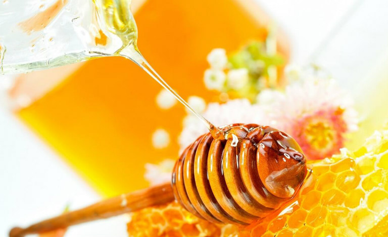 Mật ong có chứa chất kháng sinh tự nhiên, có khả năng chữa chứng ho hiệu quả.
