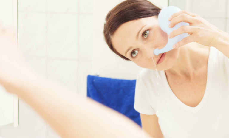 Một số biện pháp khắc phục triệu chứng, hỗ trợ điều trị viêm xoang tại nhà là: rửa mũi bằng nước muối hàng ngày, chườm nóng, giữ ấm cơ thể,...
