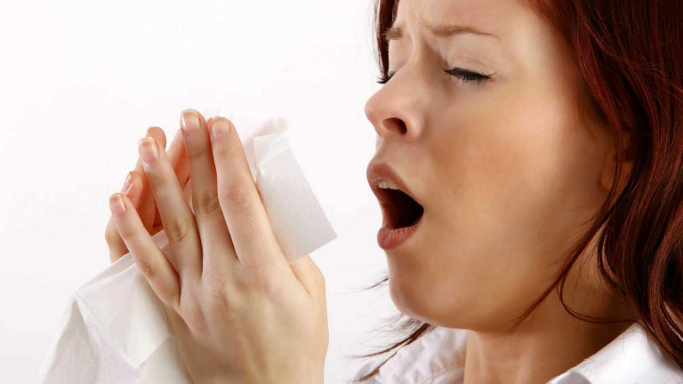 Triệu chứng của bệnh viêm mũi dị ứng là: hắt hơi nhiều, chảy dịch mũi, ngứa rát mũi, nghẹt mũi, đỏ mắt,...