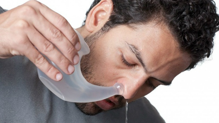 Người bệnh viêm mũi dị ứng chỉ nên rửa mũi từ 1 - 2 lần/ngày.