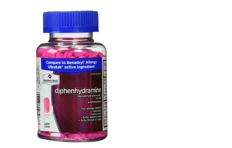 Thuốc kháng dị ứng mề đay Diphenhydramine có thể gây ra hiện tượng buồn ngủ khi sử dụng.