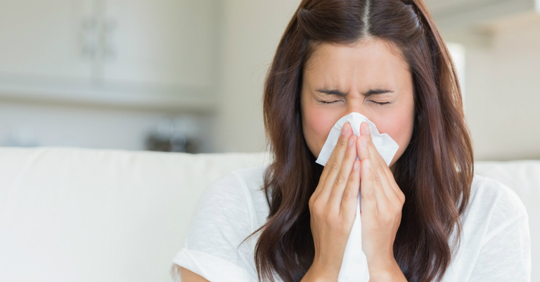 Nguyên nhân gây ra bệnh viêm mũi dị ứng là do cơ địa không tương thích với những tác nhân từ bên ngoài môi trường (không khí lạnh, bụi bặm, phấn hoa,...).