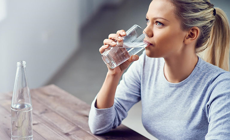 Uống đủ nước mỗi ngày giúp tránh được nguy cơ mắc các bệnh về bàng quang