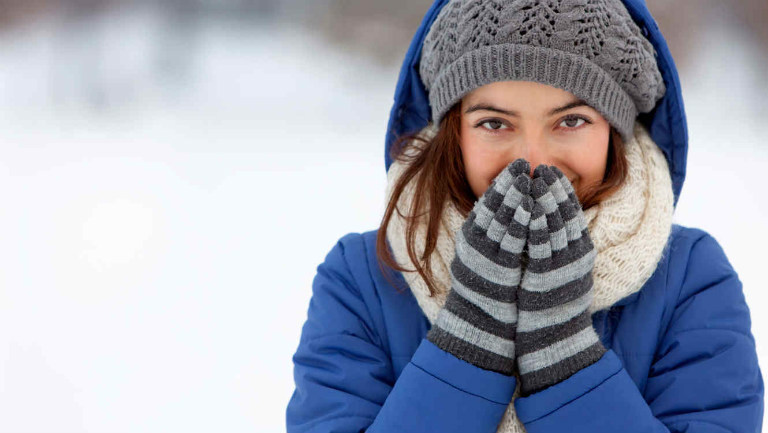 Mỗi người trong chúng ta cần chú ý đến việc phòng tránh viêm amidan bằng cách giữ ấm cơ thể khi trời lạnh, tránh tiếp xúc với khói bụi,...