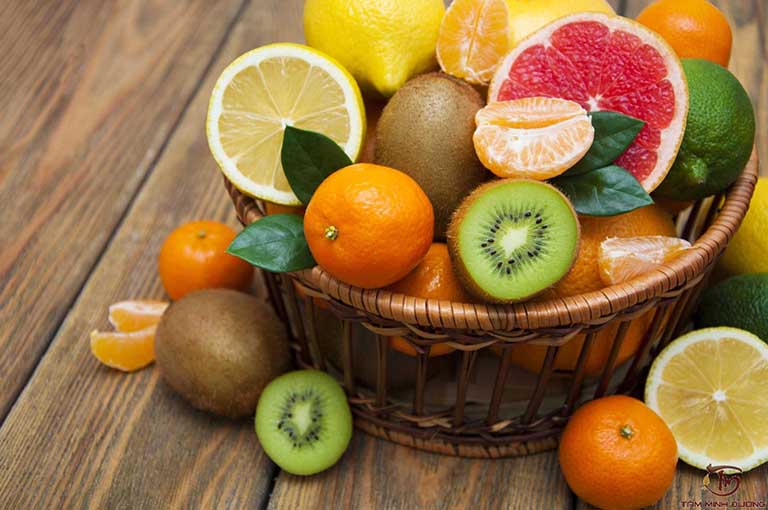 Nên ăn nhiều trái cây giàu vitamin C khi đại tiện ra máu 