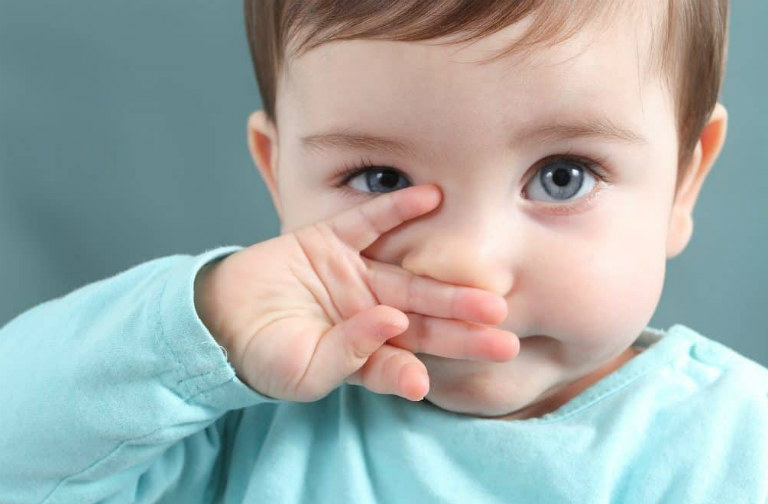 Khi trẻ bị viêm mũi dị ứng, có thể dùng thuốc xịt để rửa mũi 2 - 4 lần/ngày/