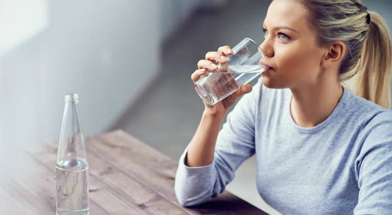 Tại nhà, người bệnh viêm bàng quang nên uống nước đầy đủ, vệ sinh vùng kín sạch sẽ, ăn uống đầy đủ chất,... để hỗ trợ điều trị bệnh.