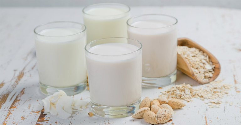 Bị viêm da dị ứng cần kiêng dùng sữa và các loại thực phẩm chế biến từ sữa.