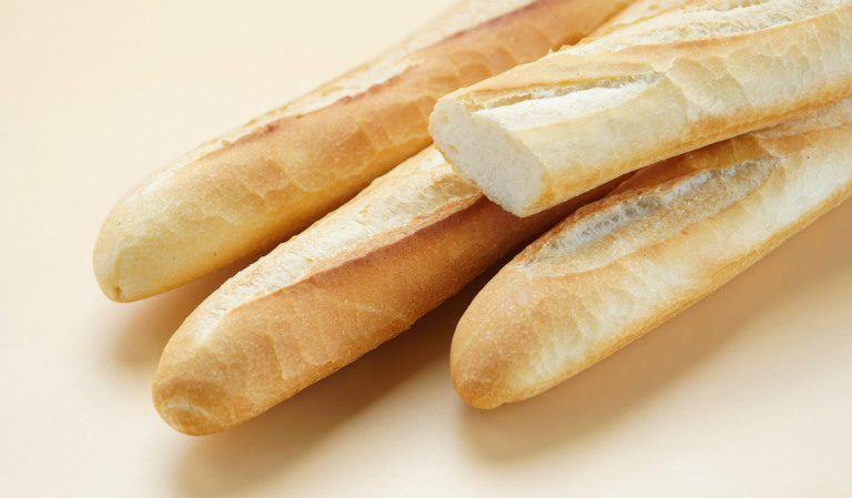 Trong bột làm bánh mì có chứa Gluten gây tổn thương thành ruột. Do đó, bệnh nhân cần hạn chế ăn bánh mì hoặc không nên ăn.