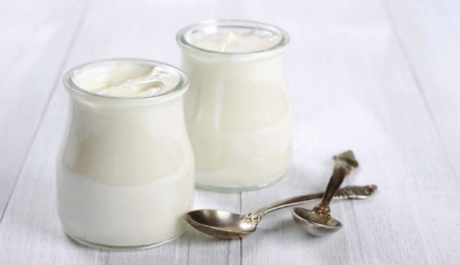 Người bệnh viêm đại tràng nên ăn sữa chua vì đây là món ăn an toàn cho sức khỏe người bệnh.