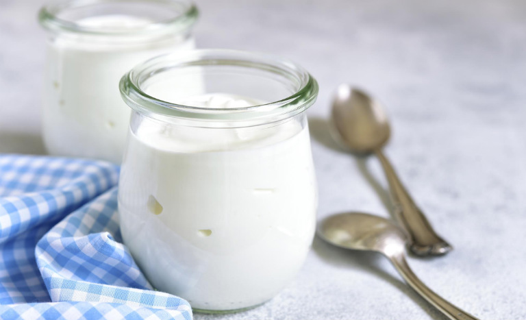 Sữa chua cung cấp probiotic cho đường ruột, không gây hại cho người bệnh viêm đại tràng.