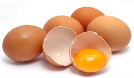 Trứng là loại thực phẩm bổ dưỡng, tốt cho người bệnh viêm đại tràng. Bệnh nhân nên ăn trứng, không cần kiêng kỳ.