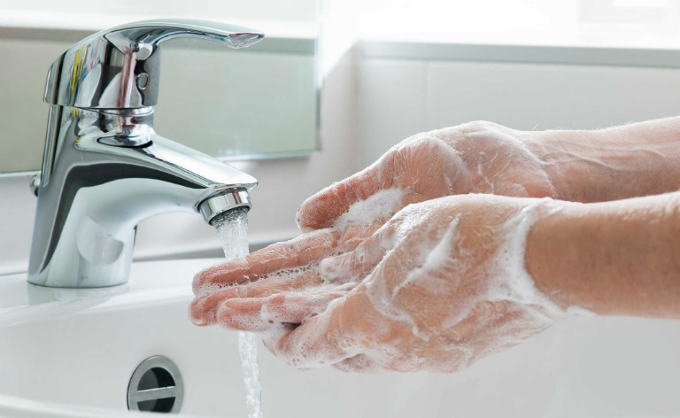 Để phòng bệnh viêm đại tràng, chúng ta cần rửa tay bằng xà phòng sau khi đi vệ sinh và trước khi ăn, trước khi chế biến thức ăn.