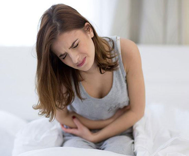 Thường xuyên đau nặng bụng là một trong những triệu chứng của bệnh viêm hồi tràng 