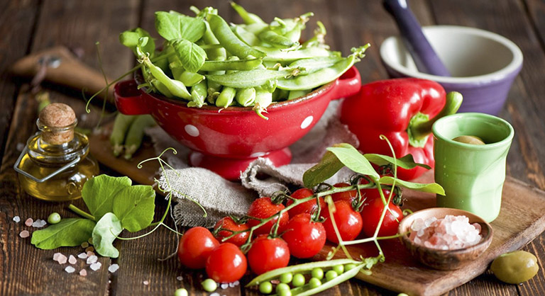 Bổ sung nhiều rau xanh và trái cây tươi để khắc phục triệu chứng 
