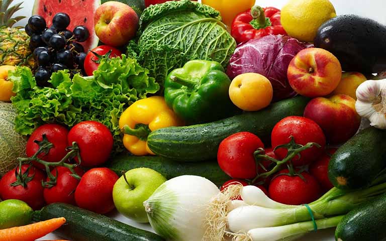 Thường xuyên ăn nhiều rau xanh và trái cây tươi để phòng ngừa các bệnh về tá tràng 