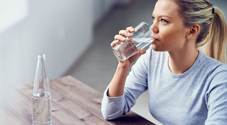 Uống nhiều nước là cách đơn giản để ngăn ngừa bệnh viêm bàng quang 