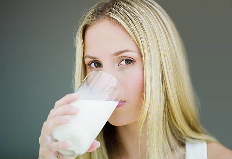 Sữa tươi giúp làm dịu cổ họng