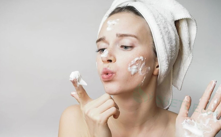 Sử dụng sữa rửa mặt và phương pháp phục hồi khi da bị khô