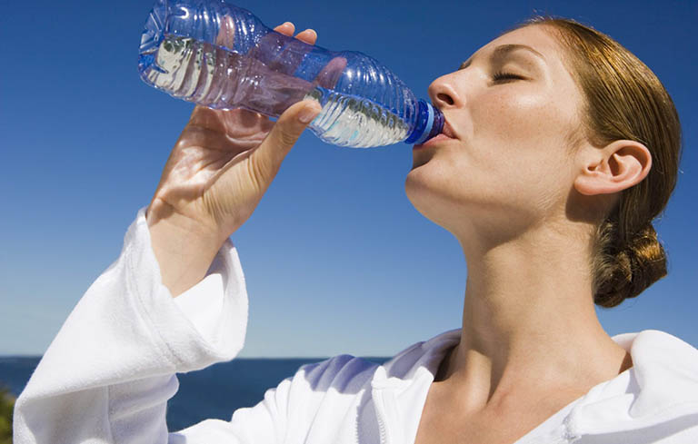 Uống nhiều nước giúp cải thiện các triệu chứng của bệnh á sừng