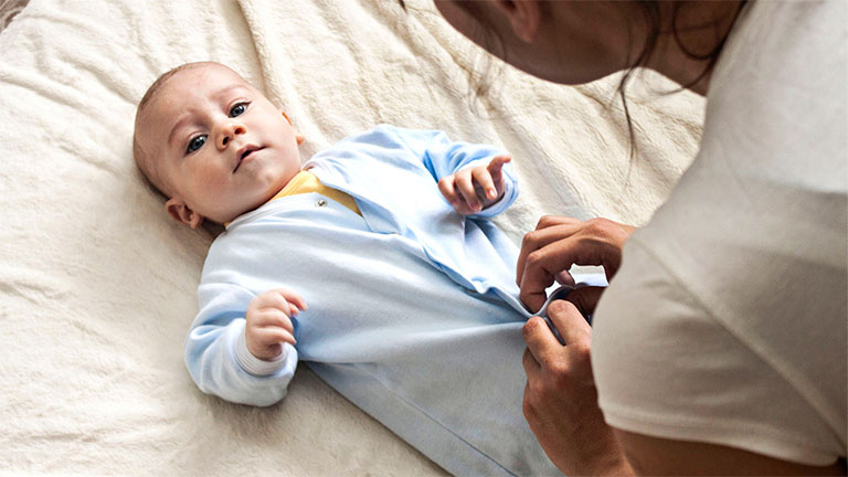 cách hạ sốt cho trẻ do bị viêm họng