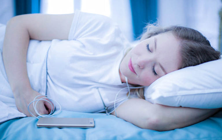 Cải thiện chất lượng giấc ngủ, giảm căng thẳng bằng cách nghe nhạc và thư giãn