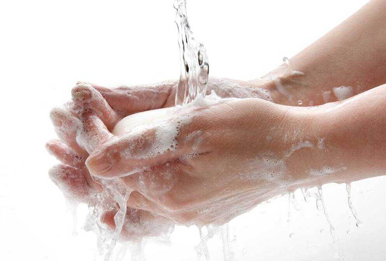 Thường xuyên vệ sinh tay sạch sẽ bằng xà phòng