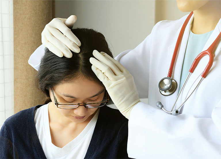 thăm khám để chẩn đoán bệnh vùng đầu