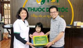 NSND Trần Nhượng và cháu gái đến điều trị dạ dày tại Thuốc dân tộc