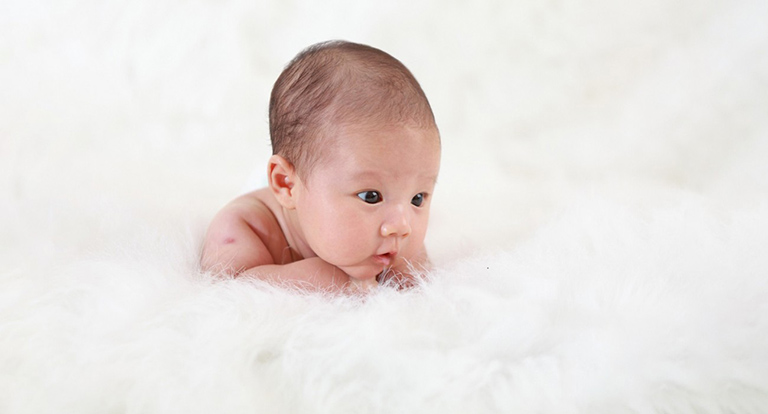 Trẻ sơ sinh bị rụng tóc trước trán – Có phải hói?