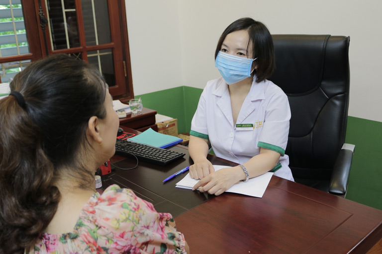 Diễn viên Khánh Linh tới tái khám sau 5 tháng điều trị tại Trung tâm Thuốc dân tộc