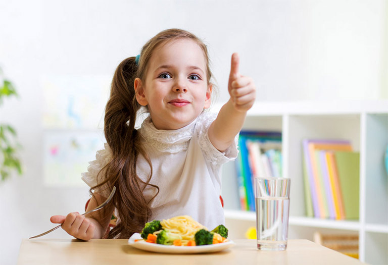 Bổ sung thực đơn ăn uống hằng ngày của trẻ với các thực phẩm giàu chất dinh dưỡng, vitamin và khoáng chất
