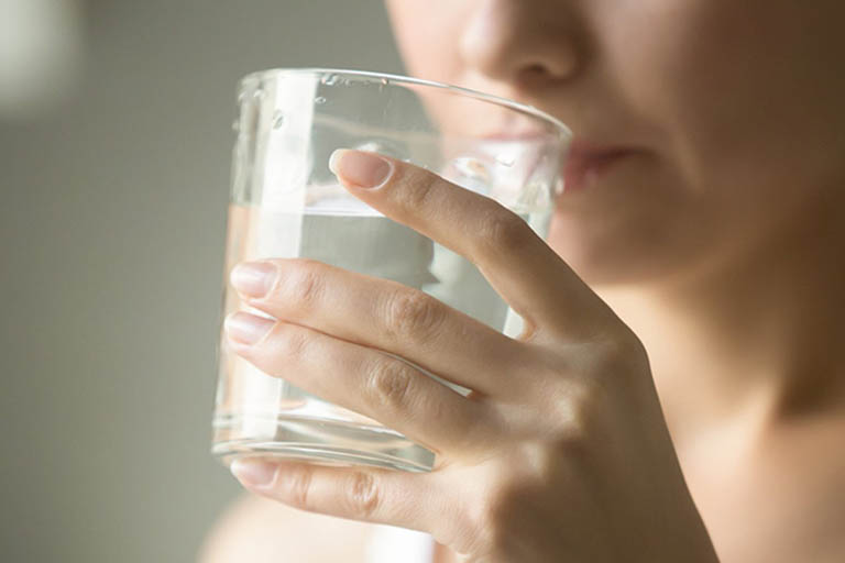 Uống nhiều nước chữa bệnh viêm da cơ địa tại nhà