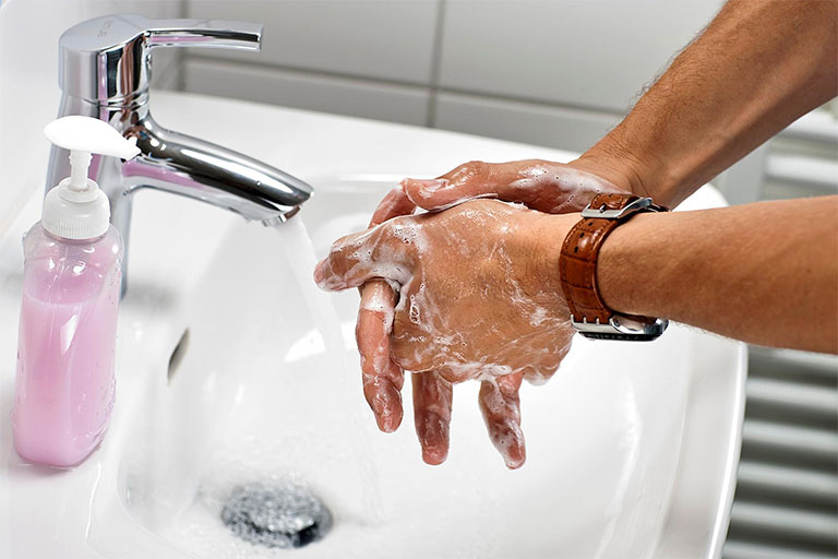 Rửa sạch bàn tay bằng xà phòng sau mỗi lần đi vệ sinh
