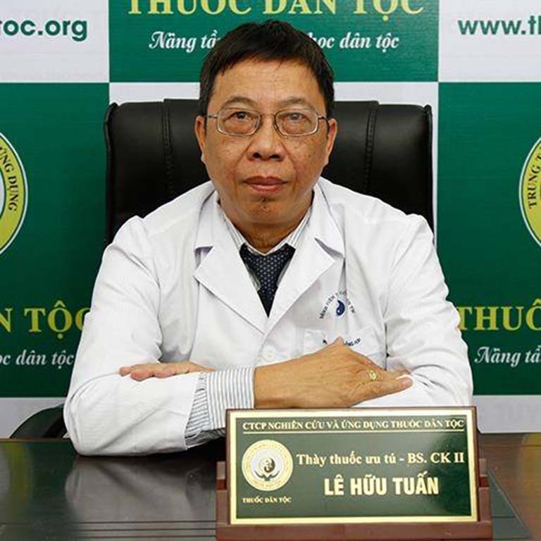 Bác sĩ Lê Hữu Tuấn trực tiếp nhận chuyển giao bài thuốc cổ của người Tày