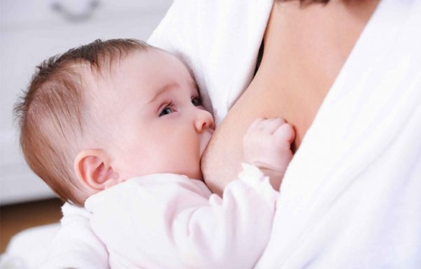 Trẻ sơ sinh bị viêm da cơ địa mẹ nên kiêng ăn gì?